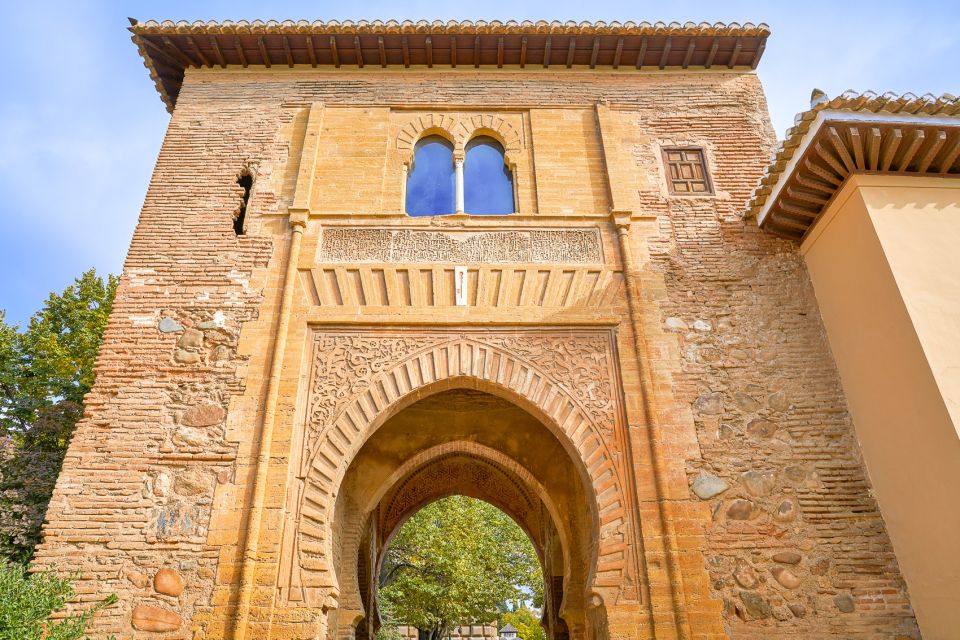 Granada: Alhambra Small Group Tour with Nasrid Palaces - Key highlights to look for