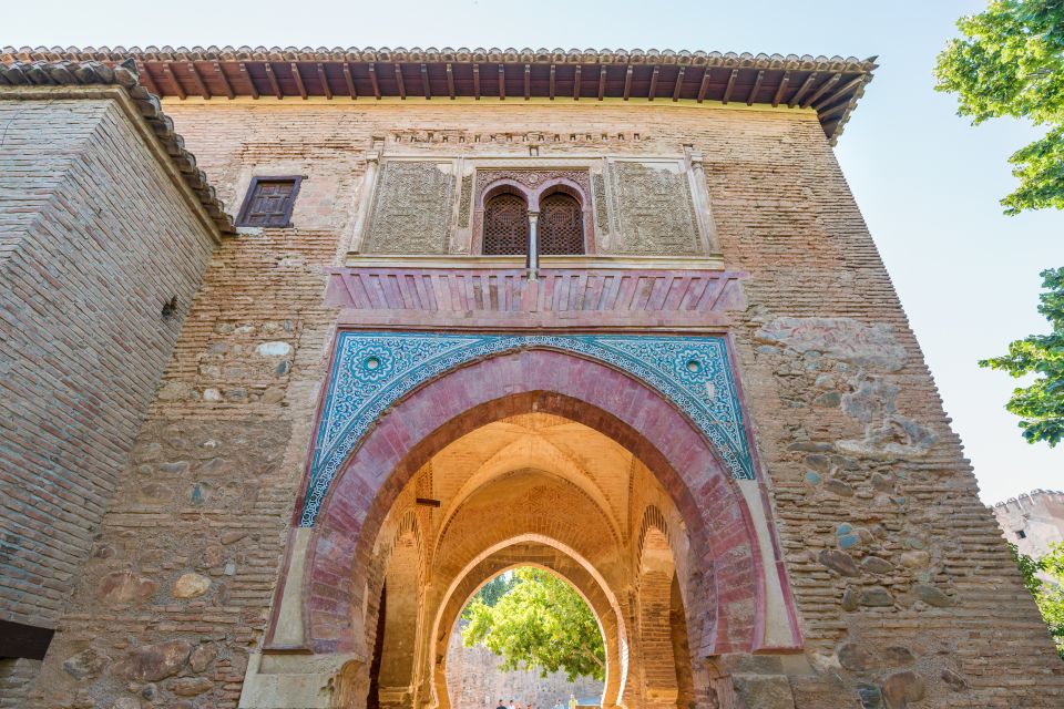 Granada: Alhambra Ticket and Guided Tour with Nasrid Palaces - Meeting point at the Alhambra ticket office area