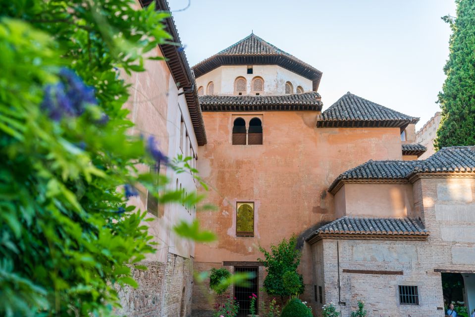 Granada: Alhambra Ticket and Guided Tour with Nasrid Palaces - Medina and one-way flow: why timing affects your photos
