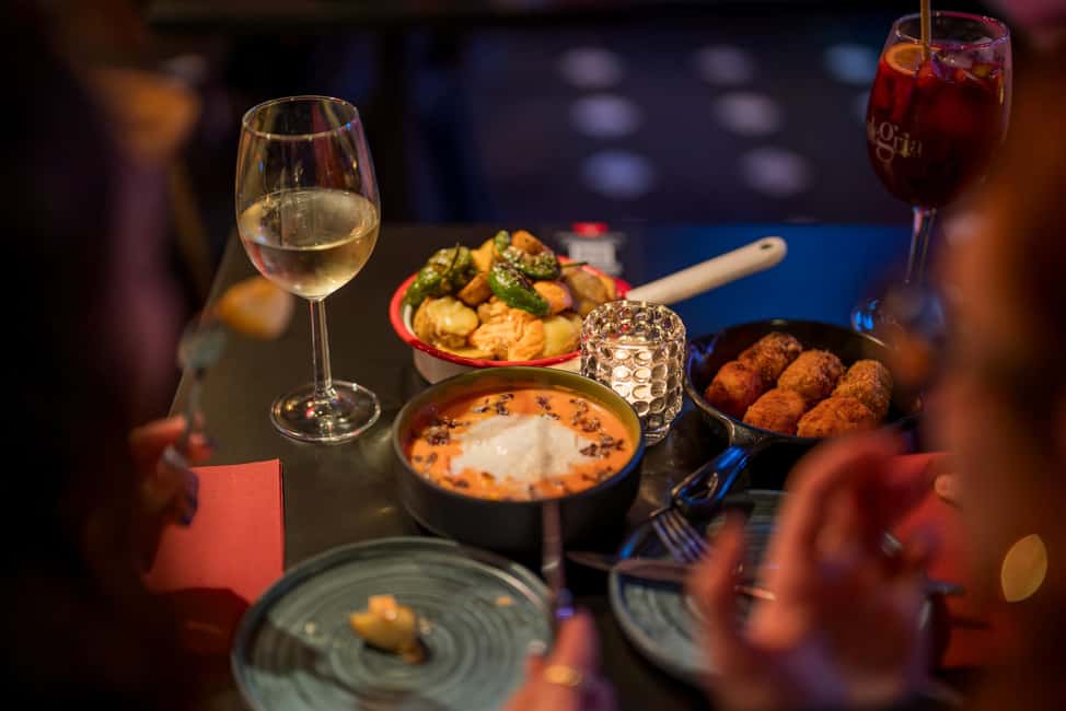 Granada: Flamenco Show with Dinner at Jardines de Zoraya - The tablao setup: intimacy, sound, and the etiquette that keeps it respectful