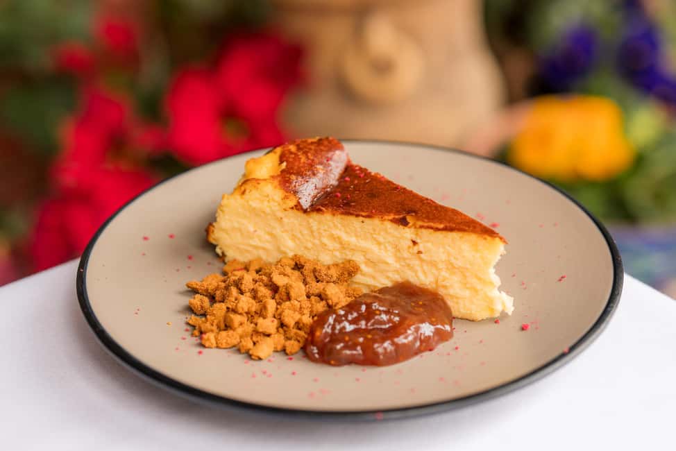 Granada: Flamenco Show with Dinner at Jardines de Zoraya - Inside the show: what flamenco feels like when guitar, voice, and dance lock together