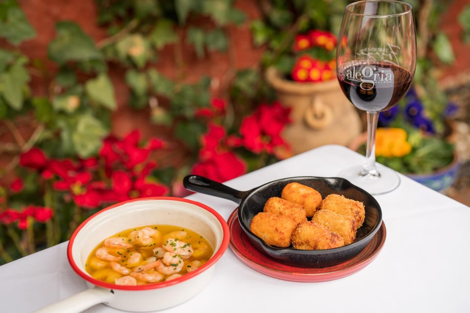 Granada: Flamenco Show with Dinner at Jardines de Zoraya - Where the Albaycín night starts: Panaderos 32 and a good post-show walk