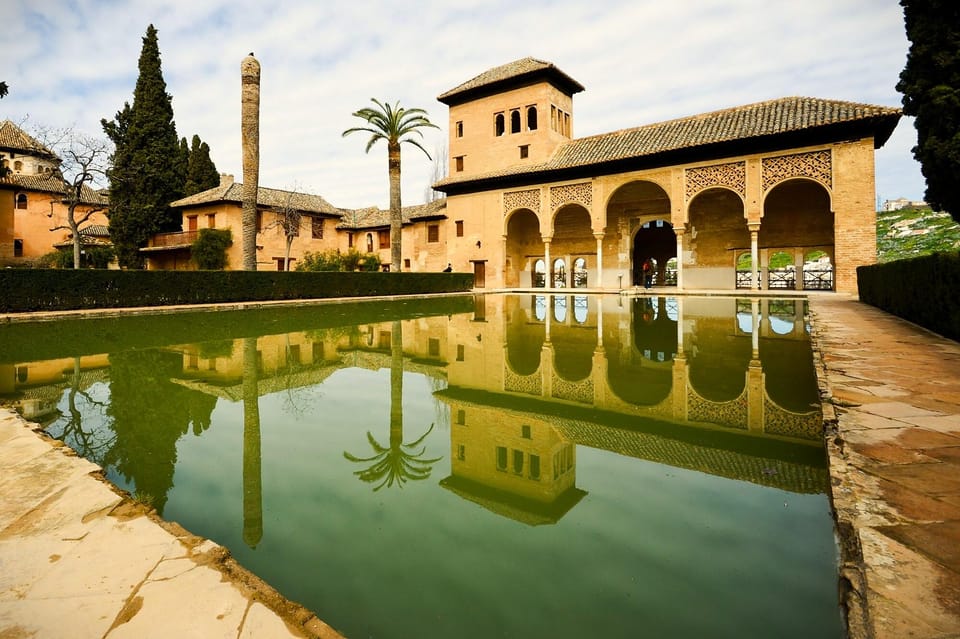 Granada: Full Alhambra Premium Guided Tour with Tickets - Generalife: The Summer Retreat and the Reason Gardens Matter