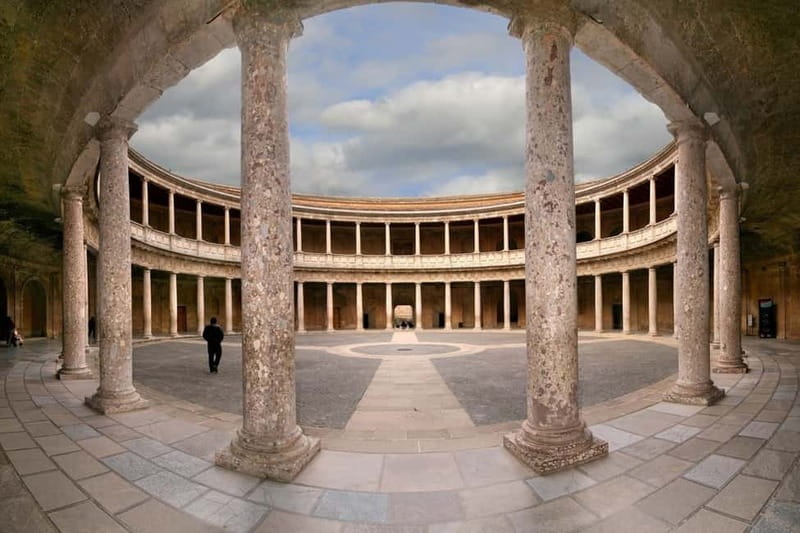 Granada: Gardens of the Alhambra and Generalife Regular Tour - The best part: getting the story while you’re walking