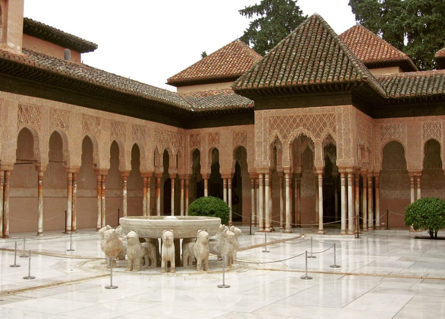 Granada: Tour of Alhambra, Generalife, and Nasrid Palaces - Nasrid Palaces: patios, tiled floors, fountains, and private life