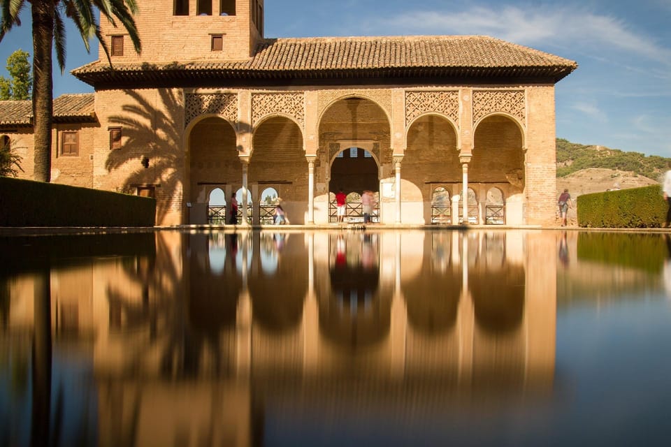 Granada: Tour of Alhambra, Generalife, and Nasrid Palaces - Generalife: the water-and-gardens break you’ll remember