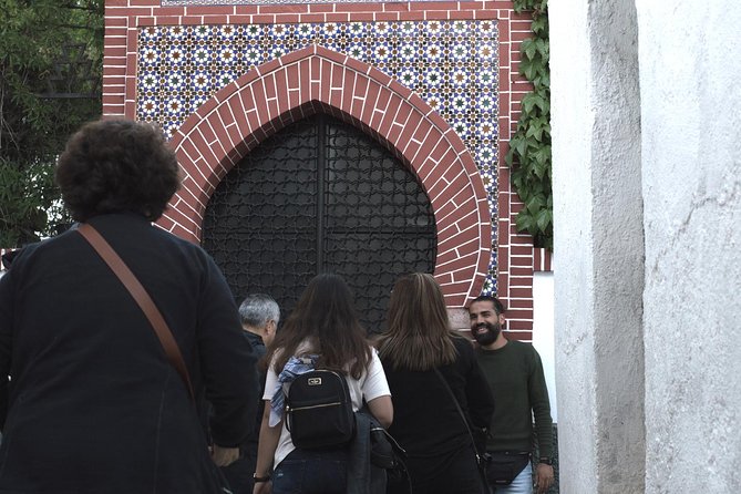 Granada's Hidden Treasures: Albayzin and Sacromonte Walking Tour - Paseo de los Tristes: photos, history, and a place to eat after