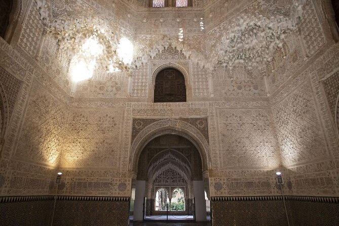 Guided Walking Tour of the Alhambra in Granada - Stop 3: Generalife gardens and the playful water design