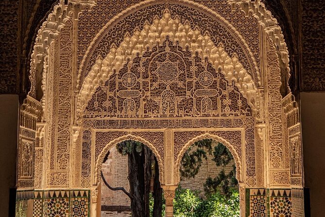 Private Tours Alhambra : Tickets & Tour Guide & Skip-the-Line - Stop 4: Palace of Carlos V for About 20 Minutes