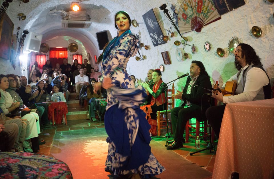 Sacromonte: Flamenco Show at Cuevas Los Tarantos Tickets - How to plan your arrival: where to enter and how to get oriented