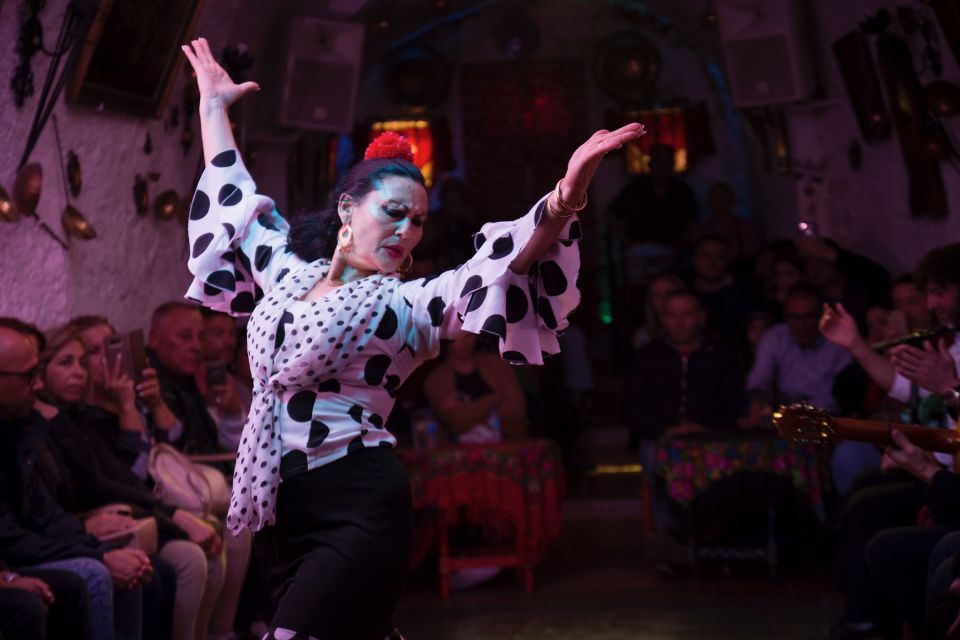 Sacromonte: Flamenco Show at Cuevas Los Tarantos Tickets - Practical etiquette and small comfort choices that matter